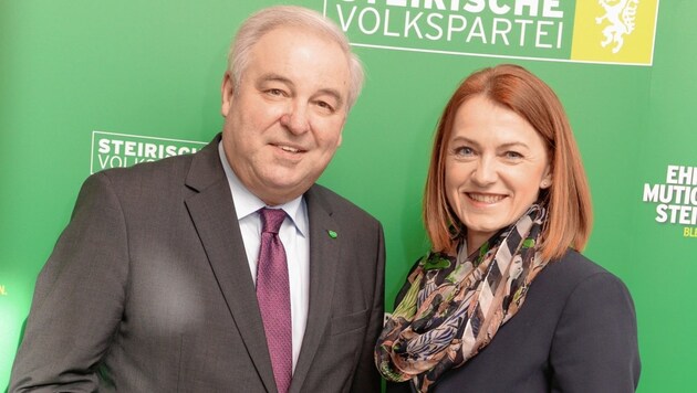 ÖVP-Parteiobmann und Landeshauptmann Hermann Schützenhöfer sieht in Simone Schmiedtbauer eine „kompetente und engagierte Politikerin, die bereits über viel Erfahrung verfügt“. (Bild: STVP/Fischer)
