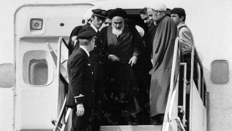 Khomeini am 1. Februar 1979 am Flughafen Teheran-Mehrabad bei seiner Rückkehr aus dem Exil (Bild: AP)