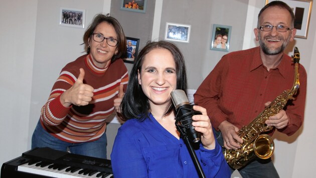 Simone mit Mama Elisabeth und Papa Klaus am Saxophon (Bild: Evelyn Hronek)