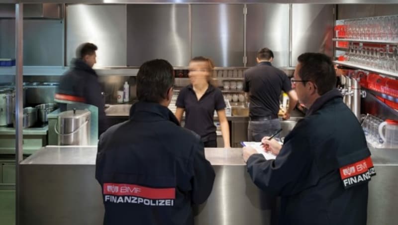 Finanzpolizisten im Einsatz gegen Lohn- und Sozialdumping, hier in der Gastronomie (Bild: BMF/citronenrot OG)