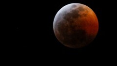 In Los Angeles war der „Blutmond“ schon am Sonntag zu sehen. (Bild: AP)