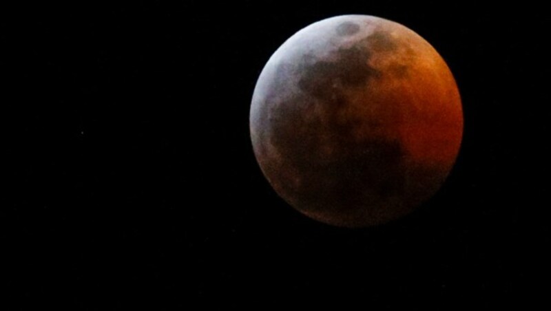 In Los Angeles war der „Blutmond“ schon am Sonntag zu sehen. (Bild: AP)