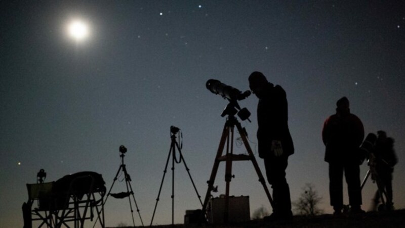 Hobbyastronomen beobachteten die Mondfinsternis auf der Sophienalpe in Wien. (Bild: APA/GEORG HOCHMUTH)