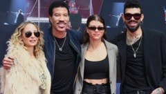 Lionel Richie mit seinen Töchtern Nicole und Sofia sowie Sohn Miles (Bild: 2018 Getty Images)