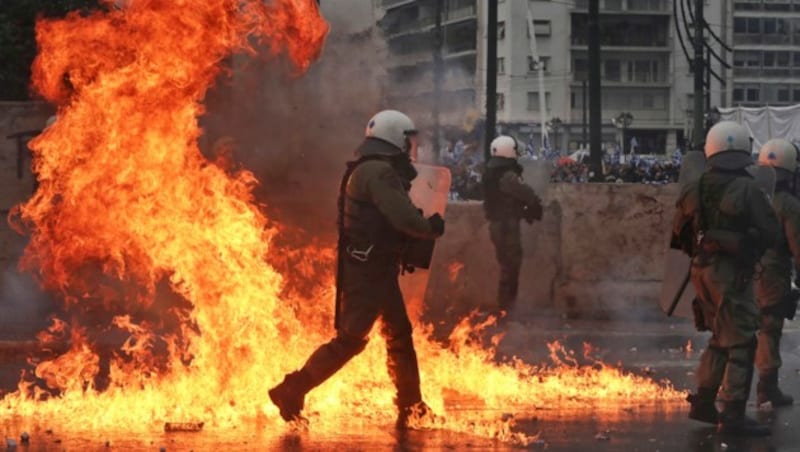 Mit Molotowcocktails und Steinen gingen Vermummte auf die Sicherheitskräfte los. (Bild: AP)