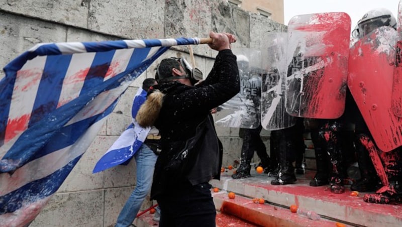 Diese Demonstranten versuchen, den Schutzring vor dem Parlament in Athen zu durchbrechen. (Bild: AP)