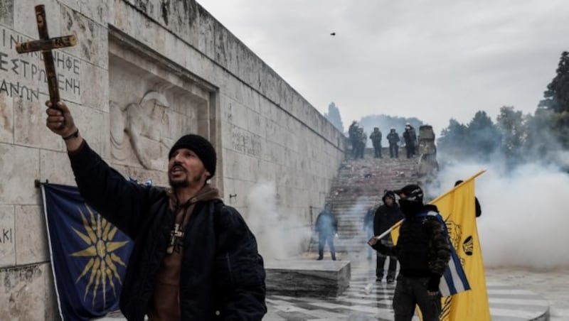 Die Demonstranten waren auch mit Kreuzen und Flaggen der griechischen Provinz Mazedonien „bewaffnet“. (Bild: APA/AFP/Louisa GOULIAMAKI)