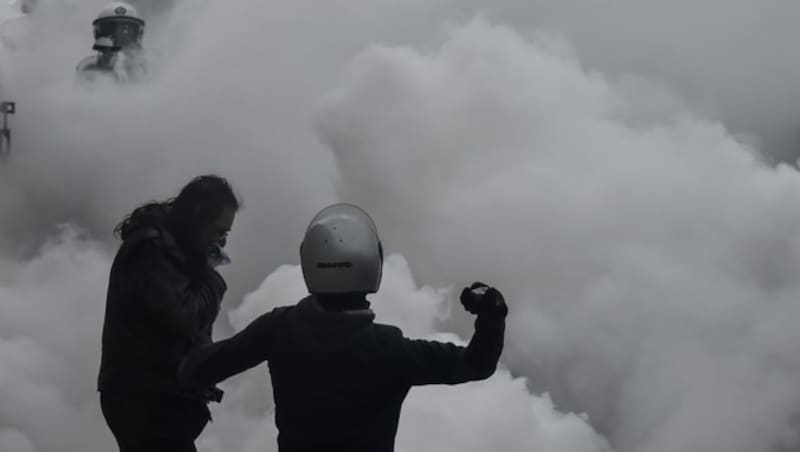 Die Polizei setzte Tränengasgranaten gegen die Demonstranten ein. Mehrere Menschen mit Atembeschwerden mussten behandelt werden. (Bild: APA/AFP/Louisa GOULIAMAKI)