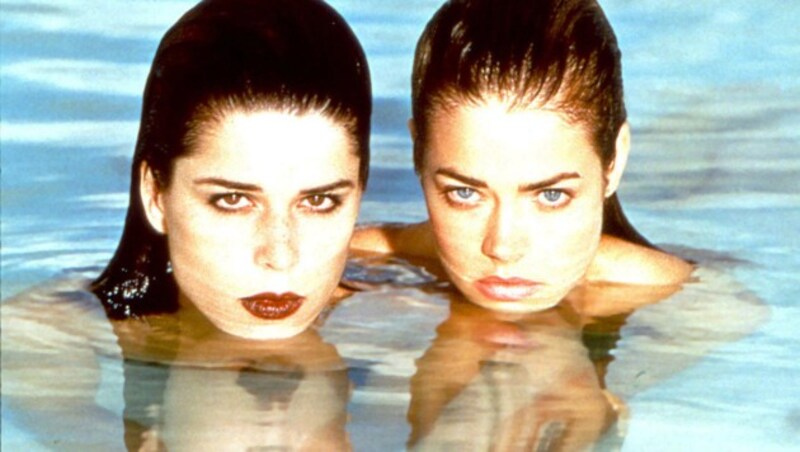 Neve Campbell und Denise Richards in „Wild Things“ (Bild: Ronald Grant Archive / Mary Evans / picturedesk.com)