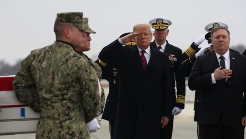 Trump und sein Außenminister Mike Pompeo empfangen auf dem Militärflughafen von Dover in Delaware den Sarg eines bei dem Anschlag in Manbidsch getöteten Soldaten. (Bild: APA/AFP/GETTY IMAGES/MARK WILSON)