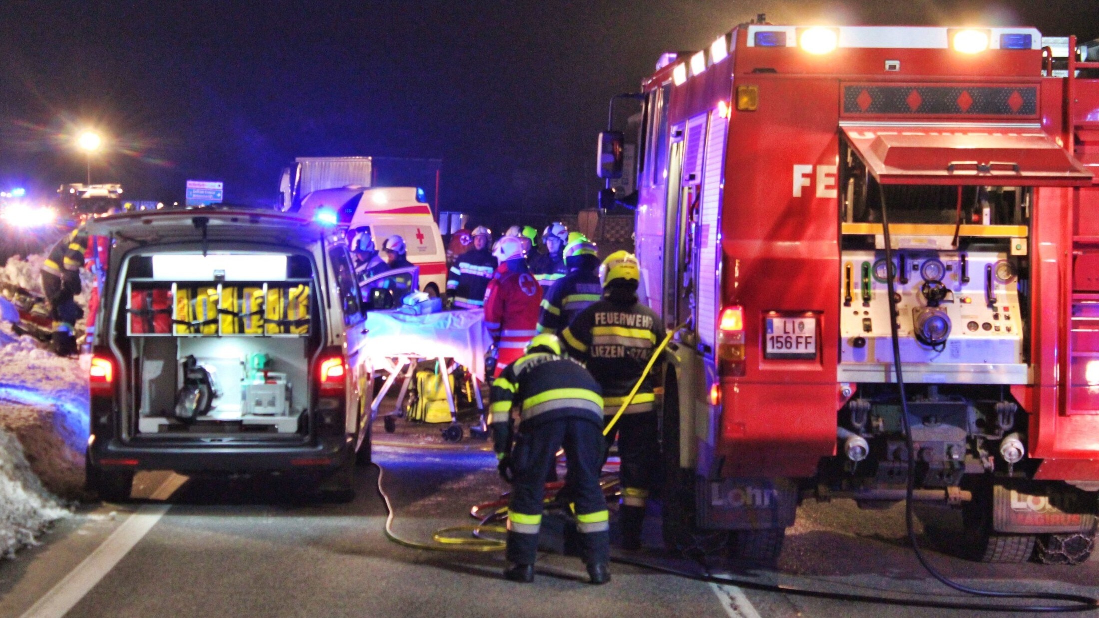 Zwei Schwerverletzte - Wieder Unfall Auf B320: Auto Kollidierte Mit Lkw ...