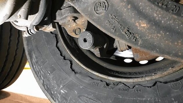 Der Reifen war nur mehr provisorisch montiert. (Bild: Polizei)