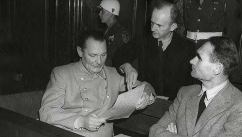 Rudolf Heß (rechts) mit Hermann Göring (links) (Bild: Deutsches Bundesarchiv)