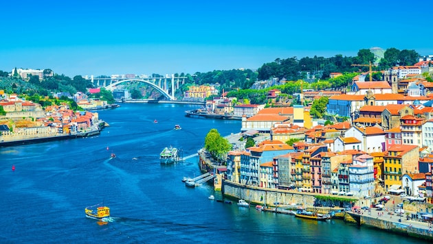 Porto hat einiges zu bieten für Touristen: etwa die Dom-Luis-Brücke. (Bild: ©cristianbalate - stock.adobe.com)