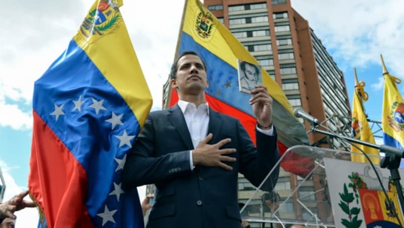 Juan Guaido, die Hoffnung der unterdrückten venezolanischen Opposition, bei seiner Selbstermächtigung zum Präsidenten (Bild: APA/AFP/FEDERICO PARRA)