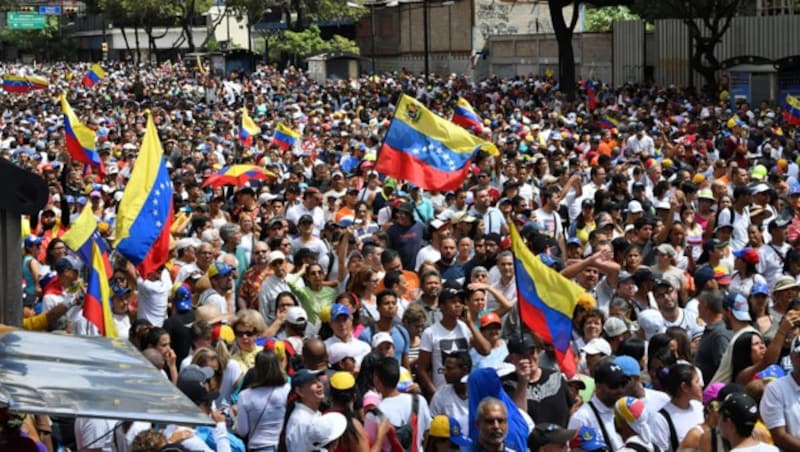 Massenkundgebung der Opposition in Caracas (Bild: APA/AFP/YURI CORTEZ)