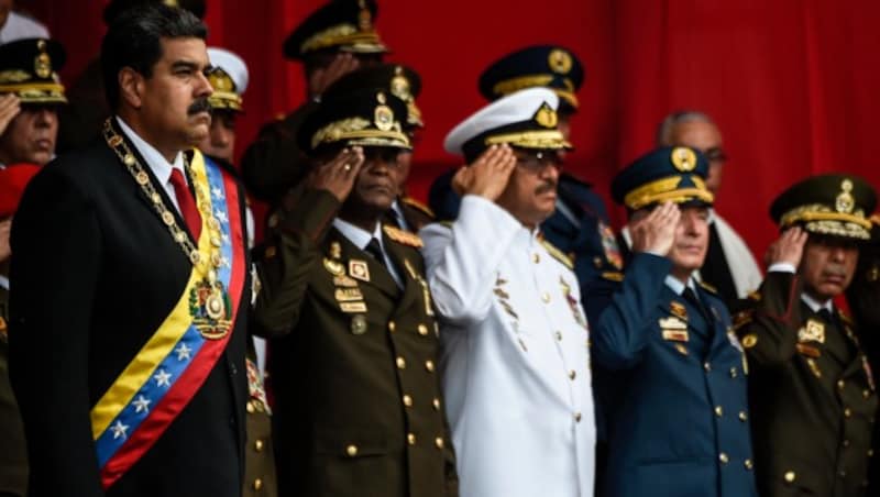 Präsident Nicolas Maduro hat seine Generäle und die Armee nach wie vor hinter sich. (Bild: APA/AFP/Juan BARRETO)