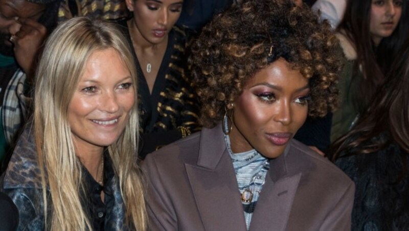 Naomi Campbell mit Kate Moss in der Front Row in Paris (Bild: www.PPS.at)