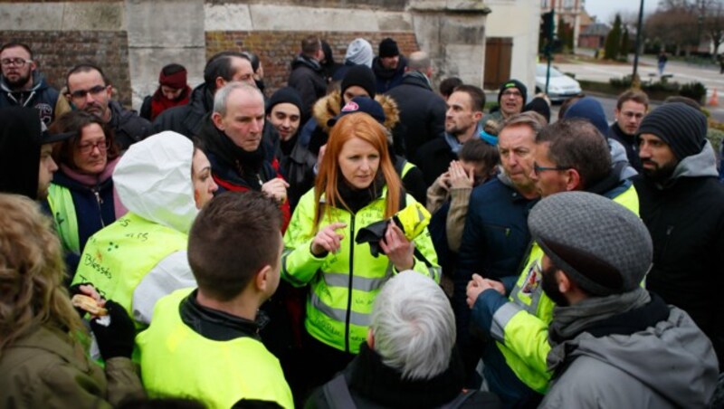 Ingrid Levavasseur umringt von „Gelbwesten“ und Bürgern der nordfranzösischen Gemeinde Grand Bourgtheroulde, wo der erste „Bürgerdialog“ abgehalten wurde (Bild: AP)
