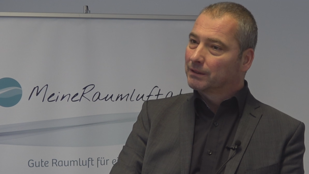 Thomas Schlatte, Plattformsprecher von MeineRaumluft.at (Bild: krone.tv)