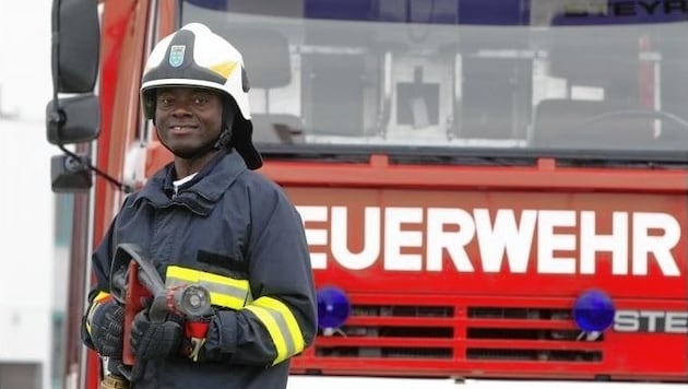Emeka Emeakaroha ist nicht nur Pfarrer, sondern auch freiwilliger Feuerwehrmann. (Bild: Emeka Emeakaroha/Privat)