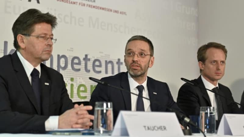 BfA-Gruppenleiter Taucher, Innenminister Kickl und Sektionschef Webinger (Bild: APA/HANS PUNZ)