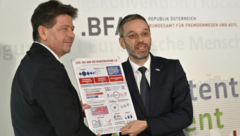 BfA-Gruppenleiter Taucher und Innenminister Kickl präsentierten die Jahresbilanz für 2018. (Bild: APA/HANS PUNZ)