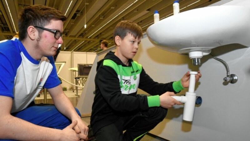 Elias (12) versuchte sich als Installationstechniker. (Bild: Andreas Fischer)