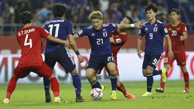 Kampf um jeden Ball bei Japan gegen Vietnam (Bild: Associated Press)