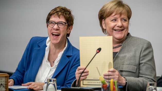 CDU-Chefin Annegret Kramp-Karrenbauer und CDU-Bundeskanzlerin Angela Merkel (Bild: APA/dpa/Michael Kappeler)