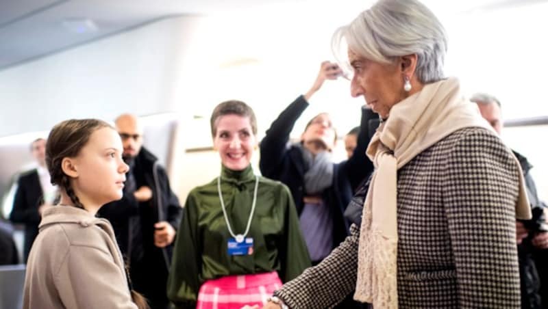 Greta Thunberg schüttelt die Hand von IWF-Chefin Christine Lagarde, die den Enthusiasmus und den Einsatz der 16-Jährigen schätzt. (Bild: AP)