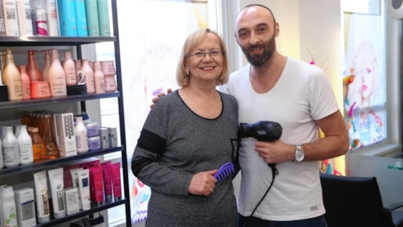 Friseur Muhamed Saric mit Maria Böhm (Wirtschaftsbund) (Bild: Peter Tomschi)