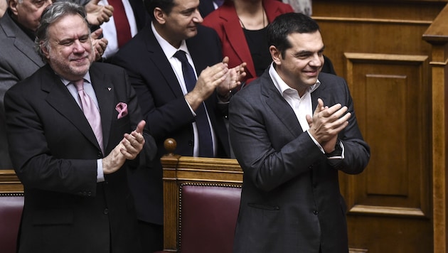 Griechenlands Ministerpräsident Alexis Tsipras (rechts) hat seinen Deal mit der mazedonischen Regierung durch das Parlament in Athen gebracht und zeigte sich sichtlich erleichtert nach dem Namens-Votum. (Bild: APA/AFP/ANGELOS TZORTZINIS)