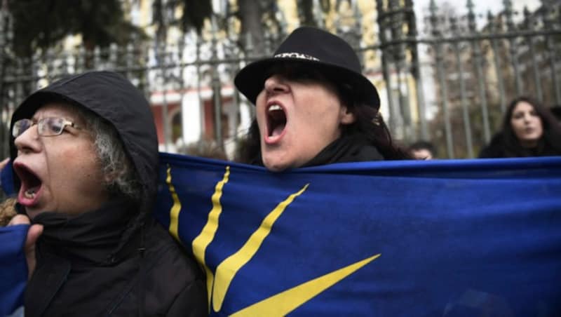 Die Abstimmung in Athen wurde von Protesten wütender Nationalisten begleitet. (Bild: AP)