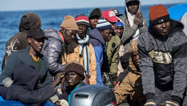 Migranten auf dem Mittelmeer (Bild: AFP)