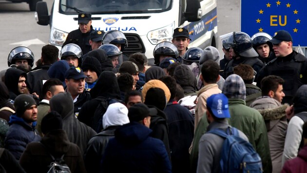 An Kroatiens EU-Schengen-Außengrenzen zu Serbien und Bosnien spielen sich immer wieder emotionale Szenen ab. (Bild: AFP)