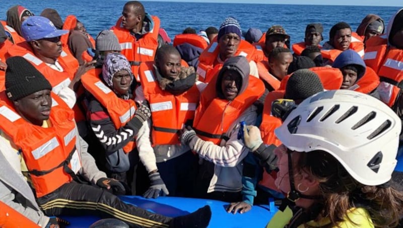 Migranten auf dem Mittelmeer (Bild: Doug Kuntz/Sea-Watch.org)