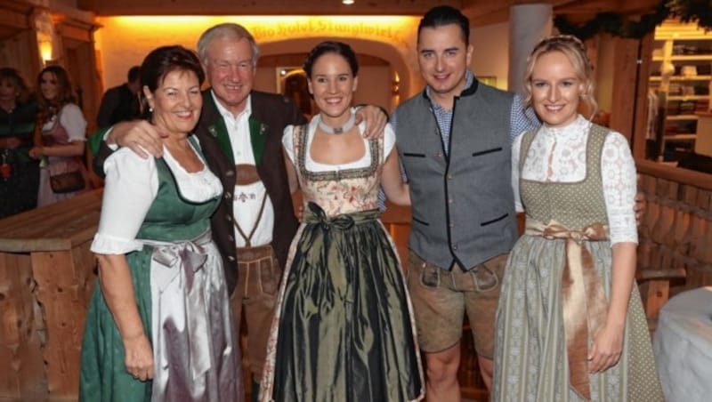 Balthasar und Magdalena Hauser mit ihren Töchtern Elisabeth (li.) und Maria Hauser-Lederer sowie Steirerbua Andi Gabalier (Bild: Sepp Pail)