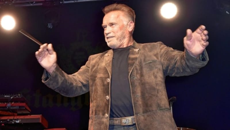 Arnie Schwarzenegger betätigte sich auch als Dirigent. (Bild: Sepp Pail)