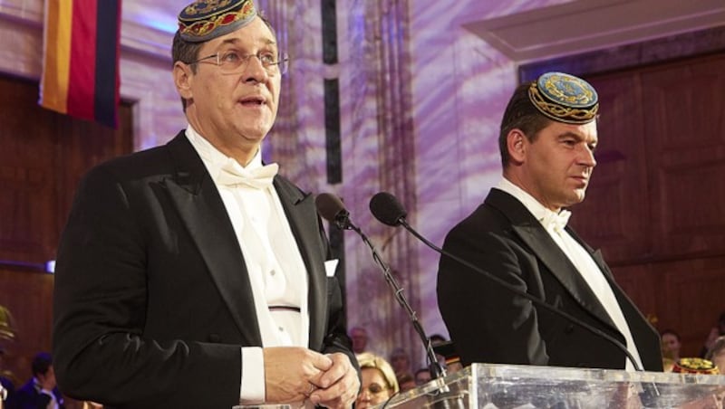 Udo Guggenbichler, hier zur Linken von Ex-FPÖ-Bundesparteiobmann Heinz Christian-Strache bei der Eröffnung des Akademikerballs in der Wiener Hofburg (Bild: APA/FPÖ/Mike Ranz)