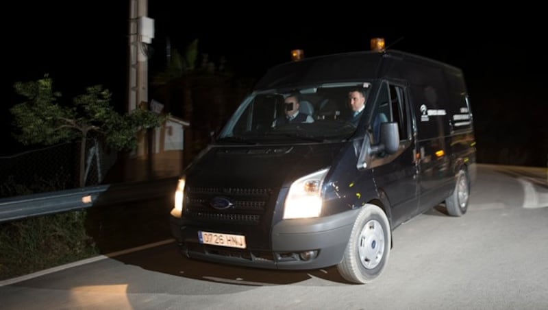 Der Leichenwagen transportierte Julens leblosen Körper ab. (Bild: AFP )