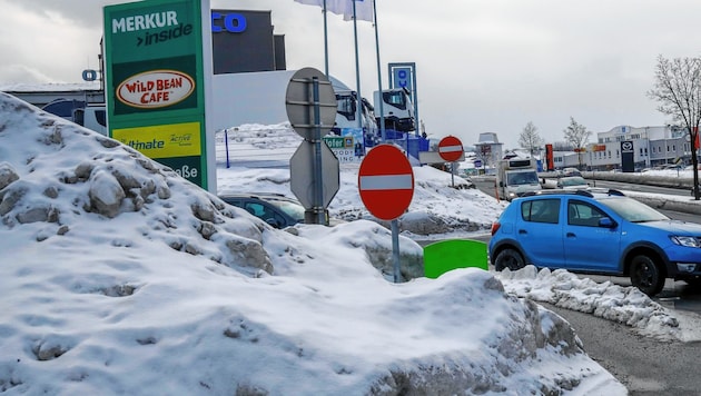Autofahrer sehen oft wegen der Schneewände beim Abbiegen nicht gut auf die Hauptstraßen ein. (Bild: Markus Tschepp)