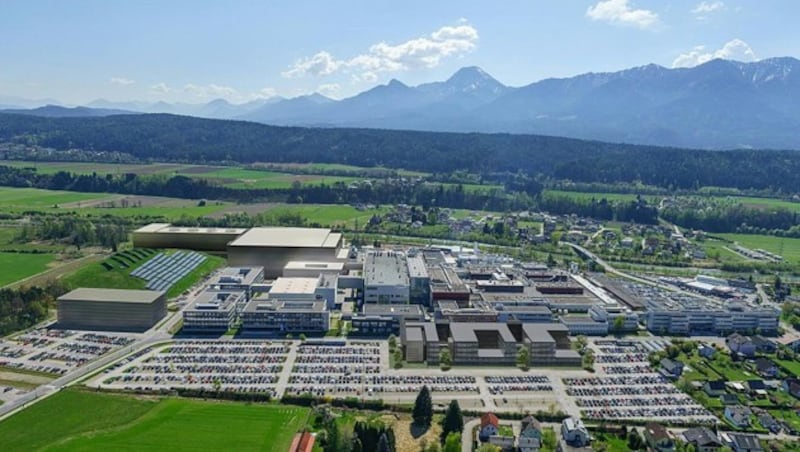 So soll der Infineon-Standort in Villach nach der Erweiterung aussehen. Der Technologiekonzern errichtet neben der bestehenden Fertigung eine neue 300-Millimeter-Chipfabrik.
 (Bild: Infineon Austria)