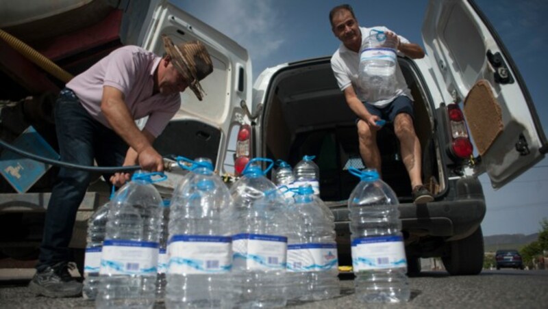 Die Bevölkerung füllt während einer Dürreperiode Trinkwasser in Flaschen ab. (Bild: AFP)