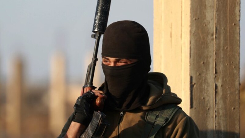 Ein bewaffneter SDF-Kämpfer im ostyrischen Dorf Baghouz (Bild: AFP)