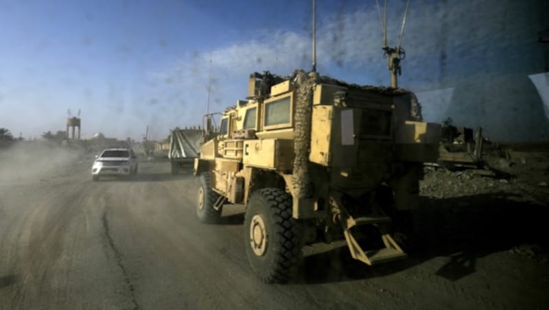 US-Militärfahrzeuge fahren durch das ostsyrische Dorf Baghuz. (Bild: AFP)