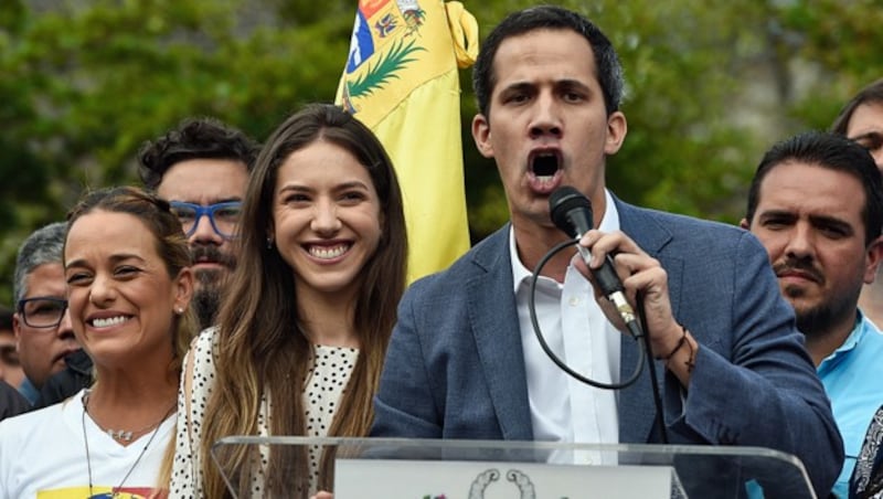 Juan Guaido verspricht allen Soldaten des Landes, die sich auf seine Seite stellen, Amnestie. (Bild: APA/AFP/Federico PARRA)