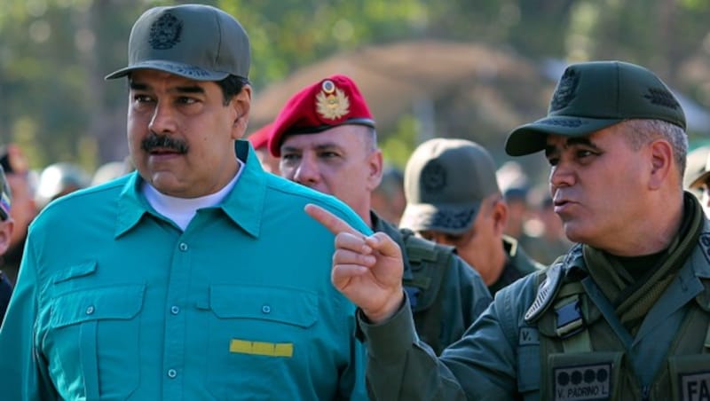 Präsident Maduro im Gespräch mit Verteidigungsminister Vladimir Padrino (Bild: APA/AFP/Venezuelan Presidency/Marcelo GARCIA)