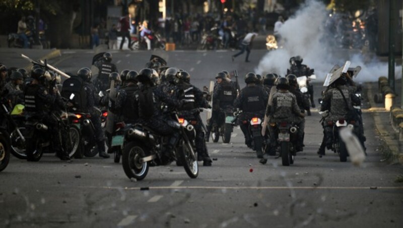 Die bewaffneten Motorrad-Einheiten kommen vorwiegend bei Demonstrationen zum Einsatz. (Bild: APA/AFP/Federico Parra)