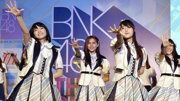 Die Popgruppe BNK48 während eines Auftritts in Bangkok im Juni 2017 (Bild: AP)